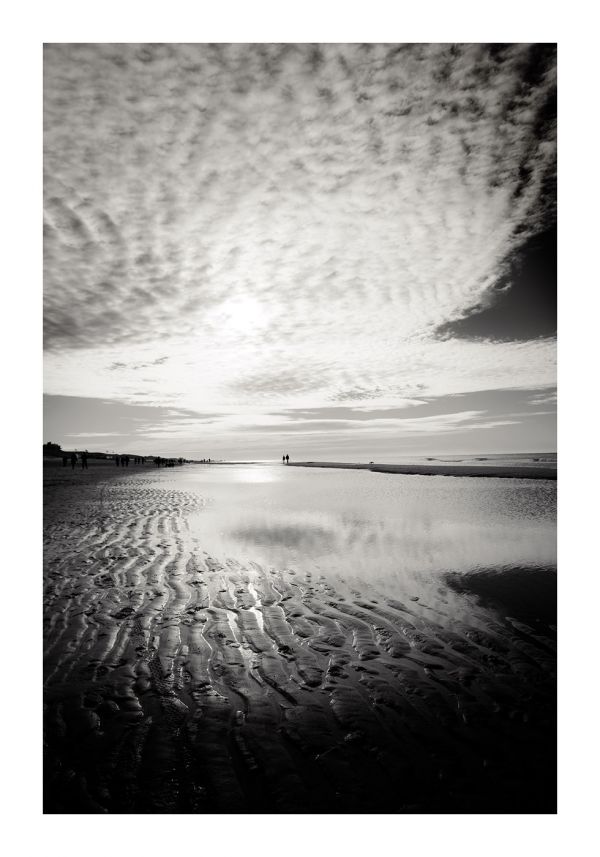 Wasserspiegelung am Strand vor Bergen Ann Zee