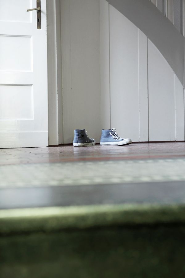 Sneaker vor der Tür