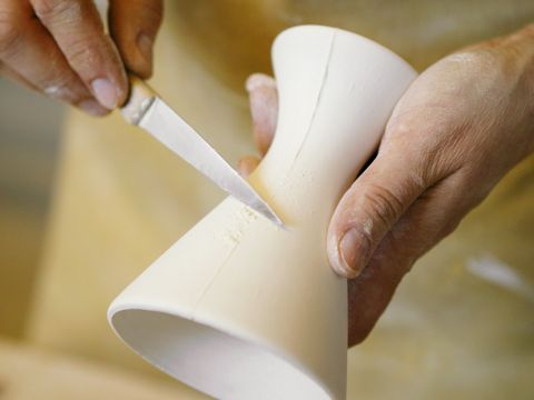 Porzellan-Leuchten werden von Hand entgratet