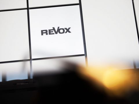 Revox Musterwand mit Logo