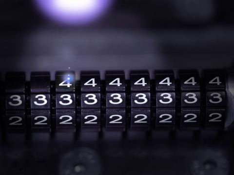 Mit einem Laser werden die Zahlen für das Schloß gebrannt.