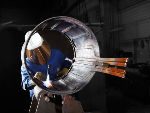Mitarbeiter beim Schweißen eines Heizzylinders, TCT Tesic